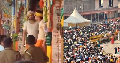 श्रद्धालु और पुलिस में बहस.