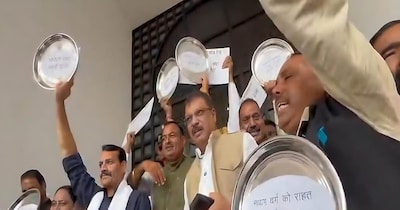 कांग्रेस नेता थाली लेकर विधानसभा पहुंचे.