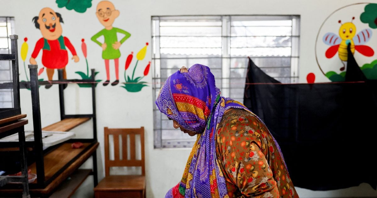 बांग्लादेश ने क्यों 2023 में बंद कर दी ईवीएम वोटिंग, अब बैलेट बॉक्स से ही चुनाव, वजह