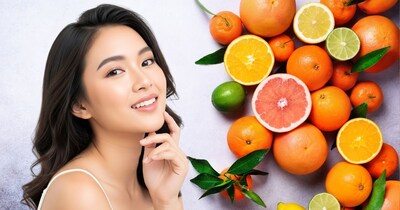 विटामिन C से भरपूर फ्रूट्स स्किन पर निखार ला सकते हैं.