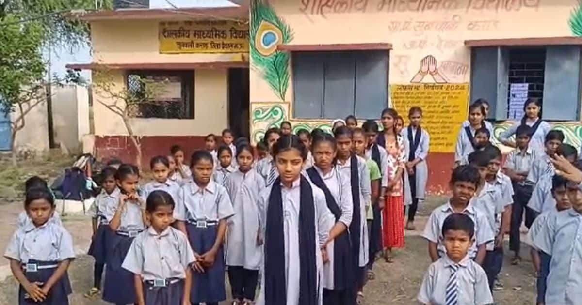 एमपी के 22000 स्कूल बंद, गांव वालों की बढ़ी टेंशन, सरकार से किया ये सवाल