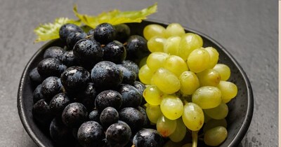 हरे और काले अंगूर दोनों का सेवन सेहत के लिए फायदेमंद है.