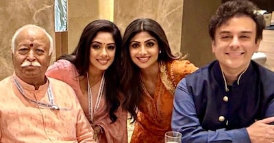 नई दिल्ली: आरएसएस के शताब्दी समारोह में बॉलीवुड की कई हस्तियों की शिरकत की. उन्होंने खास मौके पर आरएसस को लेकर अपने विचार बयां किए. गायक अदनान सामी ने आरएसएस प्रमुख मोहन भागवत के साथ मुलाकात की दुर्लभ झलक दिखाई, वहीं विक्की कौशल, सुभाष घई जैसे सितारों ने आरएसएस पर अपने विचार बयां किए. (फोटो साभार: X/@AdnanSamiLive)