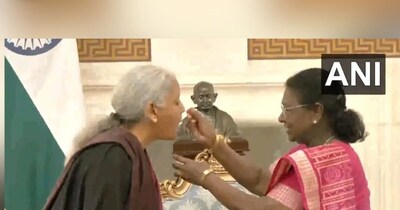 दही खाकर बजट पेश करने निकलीं निर्मला सीतरमण