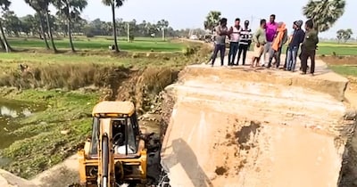 अरवल में निर्माणाधीन पुल ढह गया.