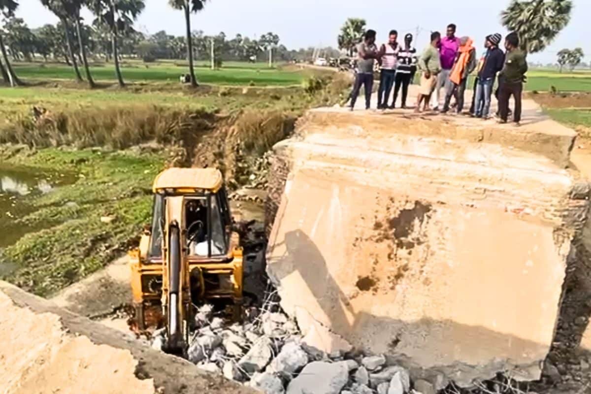 बिहार में खड़े होकर पुल का काम देख रहे थे लोग, अचानक भरभराकर गिरा एक हिस्सा, 5 बुरी तरह घायल