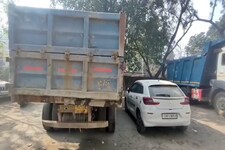 कभी देखी है इतनी बड़ी ट्रॉली? रेल के डिब्बे जितनी लंबी, तगड़ा चालान काटा