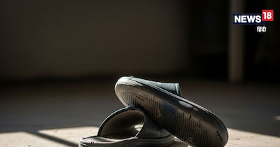 उल्टी चप्पल से झगड़ा? जानें सही दिशा और वास्तु दोष का सच.