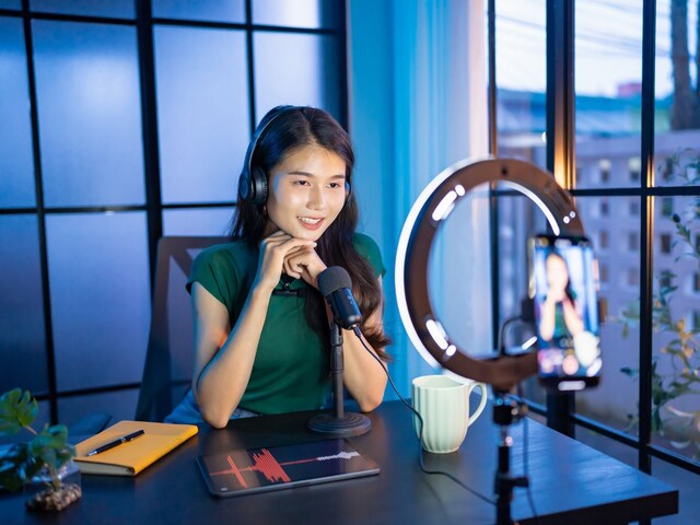 The girl was livestreaming, the beauty filter of the phone got spoiled, seeing her real face...