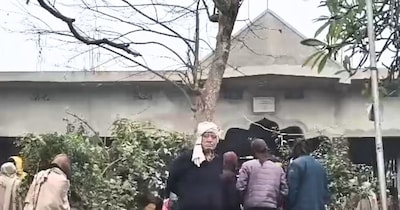 मंदिर से मूर्तियां चोरी हो गईं.