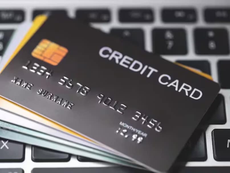 अगर आप फ्लिपकार्ट एक्सिस बैंक क्रेडिट कार्ड का इस्तेमाल करते हैं, तो आपको 5,295 रुपये तक का कैशबैक मिल सकता है. वहीं फ्लिपकार्ट SBI Credit Card पर 2,000 रुपये तक की अडिशनल छूट दी जा रही है.