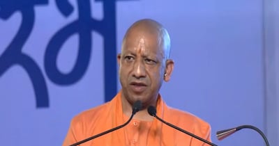 मंच से संबोधित करते हुए CM योगी
