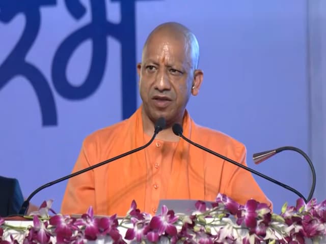 बहराइच में 136 विस्थापित परिवारों को CM योगी ने दिया जमीन का पट्टा 