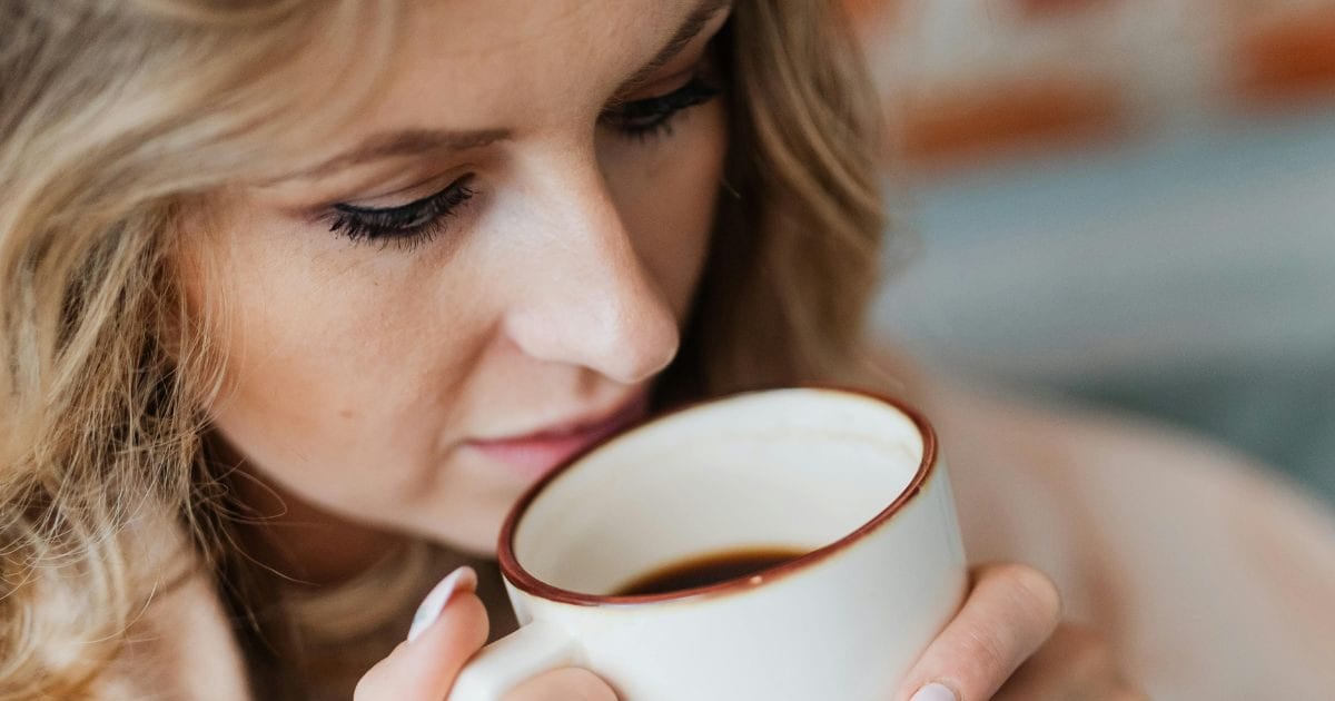 रोजाना 2.2 अरब कप कॉफी पीते हैं लोग, लेकिन अब बढ़ते जा रहे इसके दाम, बस एक वजह ने लगा दी है कीमतों में आग