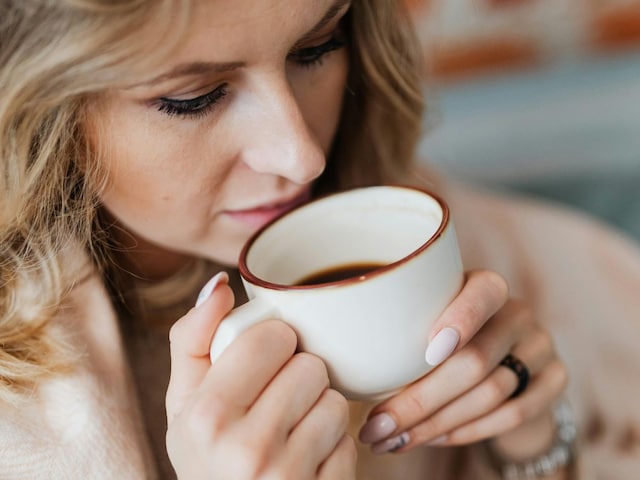 रोजाना 2.2 अरब कप कॉफी पीते हैं लोग, लेकिन एक वजह से बढ़ते जा रहे इसके दाम