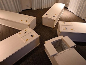 यहां ताबूत में आराम कर रहे लोग, 30 मिनट के लिए दे रहे 1100 रुपये, स्ट्रेस  कम करने का अजीब तरीका! - News18 हिंदी