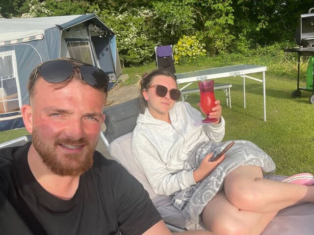 दंपत्ति ने नौकरी छोड़कर कैंप में काम करना शुरू कर दिया, अब वे घास काटते हैं और उसकी देखभाल करते हैं।