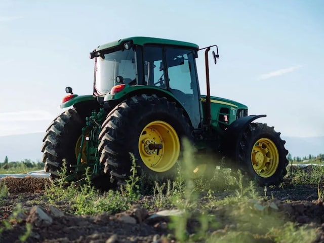 Why are the rear wheels of tractors big? This is the science hidden behind it!