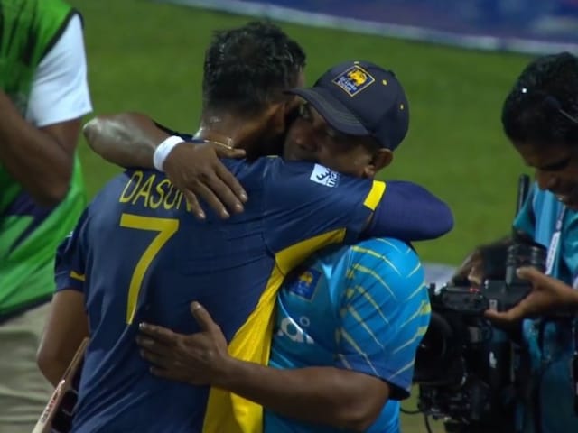 শেষ ওভারে হেরে গিয়েও নিউজিল্যান্ডকে সেমিফাইনাল উপহার দিল শ্রীলঙ্কা। 