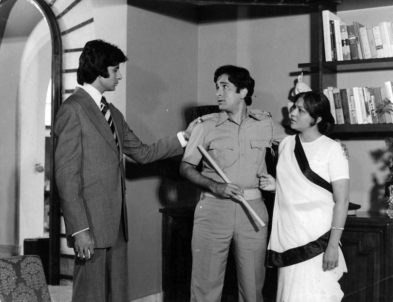 Deewar movie facts , Amitabh Bachchan , Amitabh Bachchan news , Amitabh Bachchan performance , Deewar , Deewar film famous dialogue , Deewar dynamic and powerful monologue , aaj khush toh bahut hoge tum, amitabh bachchan deewar, अमिताभ बच्चन, दीवार फिल्म के फैक्ट्स, दीवार ने कैसे बदले हिंदी सिनेमा के तेवर, अमिताभ बच्चन ने कैसे रिकॉर्ड किए हिट डायलॉग, सलीम-जावेद