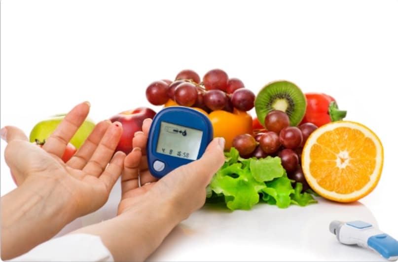 ডায়াবেটিস রোগীরা ফল খেতে পারেন কি না এই প্রশ্নটি ভারতে খুব সাধারণ। কারণ এ নিয়ে মানুষ বিভিন্ন উত্তর দেয়। কিছু লোক বলে যে ফলগুলিতে প্রাকৃতিক চিনি থাকে, তাই সেগুলি খেলে রক্তে শর্করা বেড়ে যায়। তবে কিছু লোক বিশ্বাস করে যে এটি চিনির স্তরে খুব বেশি প্রভাব ফেলে না। সত্যি কথা হল ফলের মধ্যে প্রাকৃতিক চিনি থাকে, কিন্তু আপনি যদি কম গ্লাইসেমিক ইনডেক্স যুক্ত ফল খান তাহলে ডায়াবেটিস রোগীদের কোনো সমস্যা হয় না। কারণ এই ফলগুলি রক্তে শর্করাকে ধীরে ধীরে বাড়ায় এবং হঠাৎ করে সুগার বাড়াতে দেয় না। আসুন জেনে নেই ভারতে কম গ্লাইসেমিক সূচক সহ 5টি সেরা ফল এবং কীভাবে তারা ডায়াবেটিস রোগীদের জন্য উপকারী।