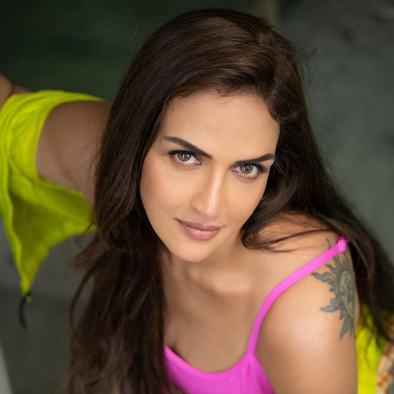 esha deol, hema malini, amrita rao, esha deol amrita rao slap row, esha deol news, amrita rao news, Esha Deol slapped Amrita Rao, Pyare Mohan on-set fight, Hema Malini daughter, Dharmendra daughter, Bollywood celebrity feuds, star kids controversies