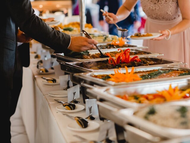 अंतिम संस्कार के लिए लगाया गया था बुफे, पर्यटकों ने सोचा कि यह कोई रेस्टोरेंट है और खाने पहुंच गए!