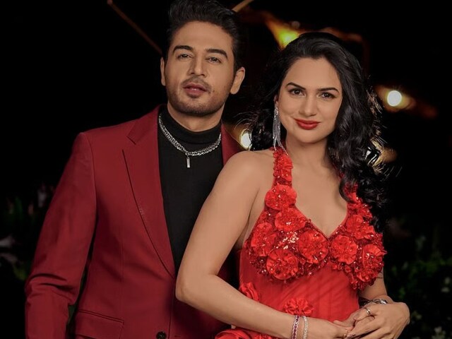 Akanksha trolled for romantic dance with co-star, gave a befitting reply