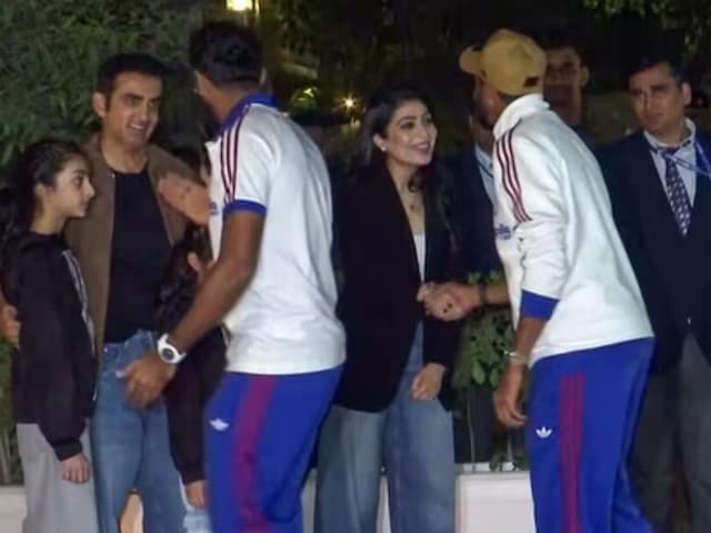 एक-एक खिलाड़ी से पत्नी नताशा को मिलाते रहे गौतम गंभीर, हेड कोच की डिनर पार्टी