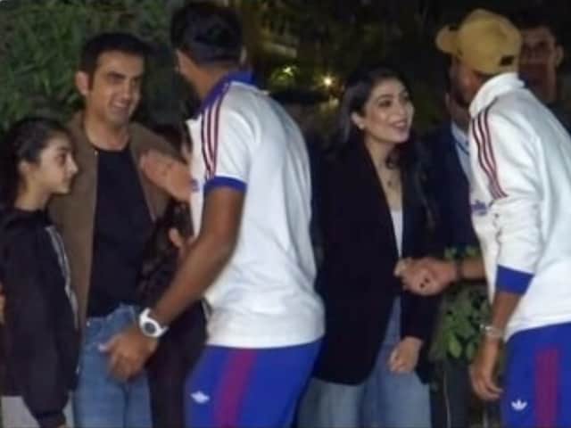 VIDEO: गौतम गंभीर के घर दावत उड़ाने पहुंची टीम इंडिया, पत्नी संग किया वेलकम