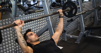 वर्कआउट से पहले वॉर्म अप करना जरूरी होता है, वरना हार्ट पर अचानक दबाव बढ़ जाता है.