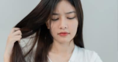 डिलीवरी के बाद हार्मोन्स में बदलाव के कारण बाल झड़ने लगते हैं.