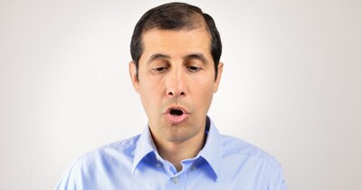 त्रिफला चूर्ण का सेवन करने से बाल मजबूत हो सकते हैं.