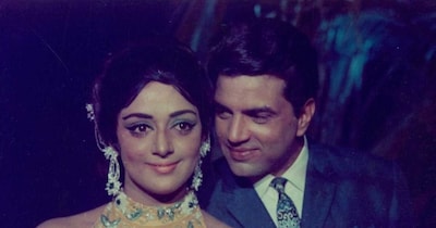 नई दिल्ली. 1970 के दशक की शुरुआत में बॉलीवुड ने कई क्लासिक फिल्में दीं और 1972 का साल खास रहा. इस साल रिलीज हुईं टॉप 5 फिल्में 'पाकीजा', 'सीता और गीता', 'दुश्मन', 'अमर प्रेम' और 'राजा जानी' रहीं, जिन्होंने न सिर्फ बॉक्स ऑफिस पर धमाल मचाया, बल्कि दर्शकों के दिलों में गहरी छाप छोड़ी. इन फिल्मों में धर्मेंद्र और हेमा मालिनी की जोड़ी ने खासकर 'सीता और गीता' और 'राजा जानी' में तालियां बटोरीं, जबकि राजेश खन्ना की स्टारडम 'दुश्मन' और 'अमर प्रेम' में चमकी. आइए जानते हैं इनकी कहानियां और बॉक्स ऑफिस कलेक्शन...