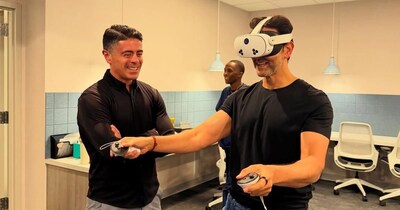 ऋतिक रोशन ने अमेरिका में जाकर आई ट्रेनिंग से चश्मे का नंबर घटाने का दावा किया है. (Image- Instagram)