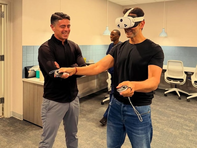 চোখের ওয়ার্কআউটের কারণে চশমার নম্বর কমিয়েছেন হৃতিক রোশন? কেন এই দাবি নিয়ে হৈচৈ হয়েছিল?