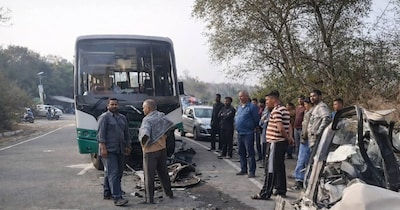 हिमाचल प्रदेश के देहरा में बस औऱ कार की टक्कर में दो महिलाओं की मौत हो गई.