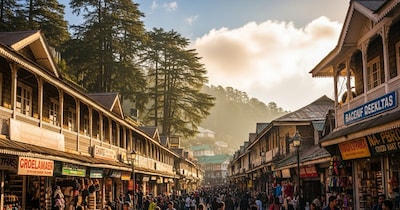 मॉल रोड्स की शुरुआत ब्रिटिश कॉलोनियल पीरियड से हुई थी. जब 19वीं सदी में अंग्रेजों ने हिल स्टेशन बनाए, तो उन्हें अधिकारियों और उनके परिवारों के लिए गर्मियों में आराम करने की जगह के तौर पर डिज़ाइन किया गया था, ताकि मैदानी इलाकों की तेज़ गर्मी से राहत मिल सके. लंदन के "द मॉल" से प्रेरित होकर, इन रिसॉर्ट्स को सेंट्रल एरिया के तौर पर डिज़ाइन किया गया था जहाँ अमीर लोग घूम सकते थे, मिल-जुल सकते थे और कुदरती नज़ारों का मज़ा ले सकते थे.