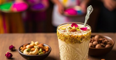 होली पर घर में बनाएं पारंपरिक स्पेशल ठंडाई