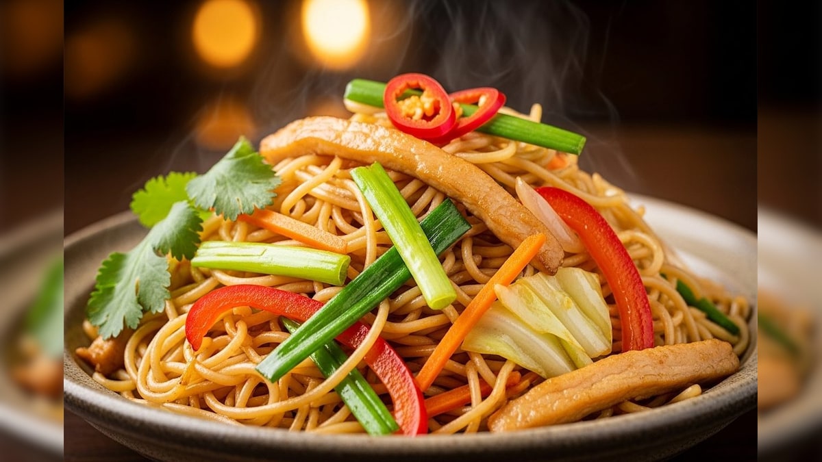 तेज आंच और खास सॉस का कमाल, ऐसे बनाएं परफेक्ट हक्का नूडल्स