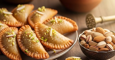 होली के लिए घर पर खस्ता मावा गुजिया बनाने की आसान विधि