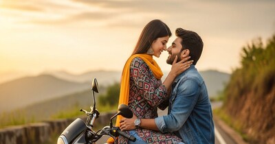 सागर में चलती बाइक पर खतरनाक रोमांस वायरल, जान जोखिम में डाल किया स्टंट