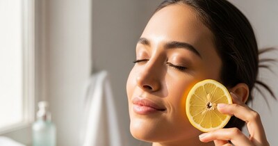 नींबू का रस किसी चीज में मिलाकर चेहरे पर लगाना चाहिए.