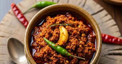 सब्जी का स्वाद भी लगेगा फीका, घर पर बनाएं लहसुन-मिर्ची का ये अचार.