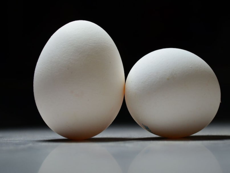 দৈনিক ডিমের সীমা: ডিম সহজেই পাওয়া যায় এবং কম খরচে চমৎকার পুষ্টি প্রদান করে। খাবার হিসেবে ডিমের একটি বিশেষ স্থান রয়েছে যা ছোট শিশু থেকে বয়স্ক সবাই খেতে পারে। শরীরে প্রয়োজনীয় প্রোটিন দ্রুত সরবরাহ করতে ডিম বিশেষ উপকারী। এ কারণে অনেক চিকিৎসকই প্রতিদিনের খাদ্যতালিকায় ডিম অন্তর্ভুক্ত করার পরামর্শ দেন।