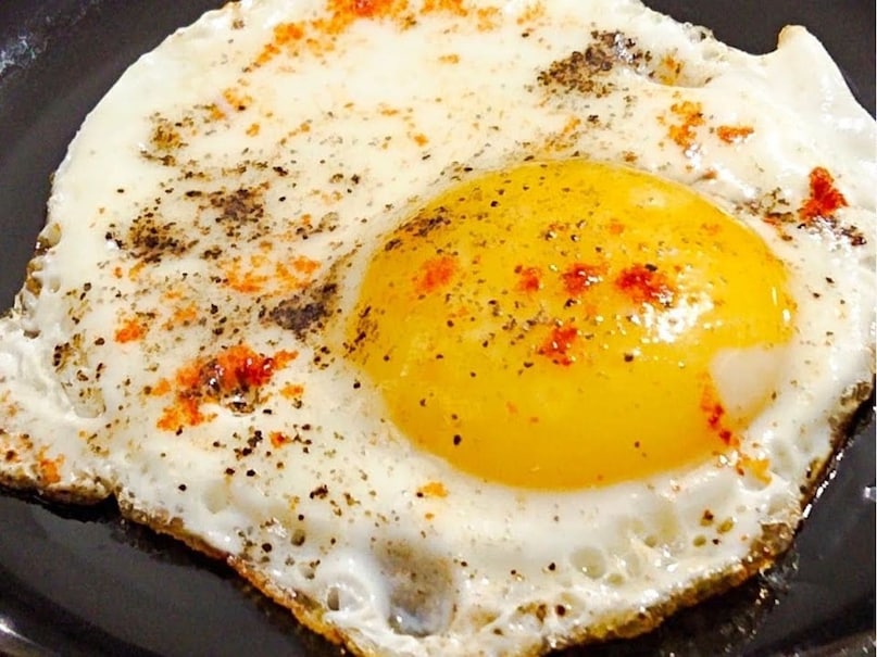 দৈনিক ডিমের সীমা: ডিম সহজেই পাওয়া যায় এবং কম খরচে চমৎকার পুষ্টি প্রদান করে। খাবার হিসেবে ডিমের একটি বিশেষ স্থান রয়েছে যা ছোট শিশু থেকে বয়স্ক সবাই খেতে পারে। শরীরে প্রয়োজনীয় প্রোটিন দ্রুত সরবরাহ করতে ডিম বিশেষ উপকারী। এ কারণে অনেক চিকিৎসকই প্রতিদিনের খাদ্যতালিকায় ডিম অন্তর্ভুক্ত করার পরামর্শ দেন।