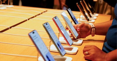 भारत में रिकॉर्ड स्तर पर स्मार्टफोन का प्रोडक्शन हो रहा है. फोटो- रायटर