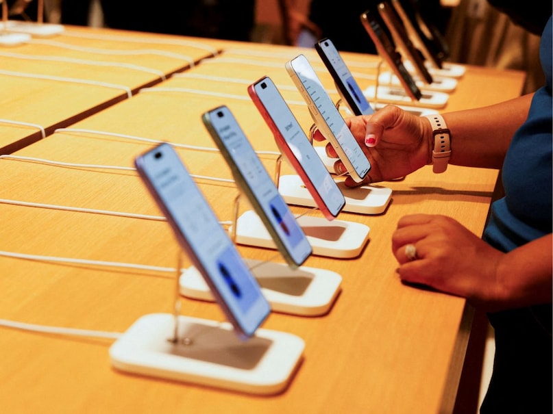 অনেকেই ফোনটি লঞ্চ হওয়ার সাথে সাথে কিনে নেন। আপনিও যদি এমনটি করেন, তাহলে কিছু বিষয় জানা খুবই জরুরি। কারণ একটু অপেক্ষা করলেই বাঁচাতে পারে হাজার হাজার টাকা। আসলে, আজকাল কোম্পানিগুলি প্রতি 6 মাসে একটি নতুন ফোন লঞ্চ করছে।