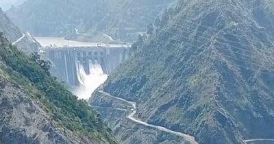 भारत जम्‍मू कश्मीर की नद‍ियों पर लगातार बना रहा बांध. (PTI)