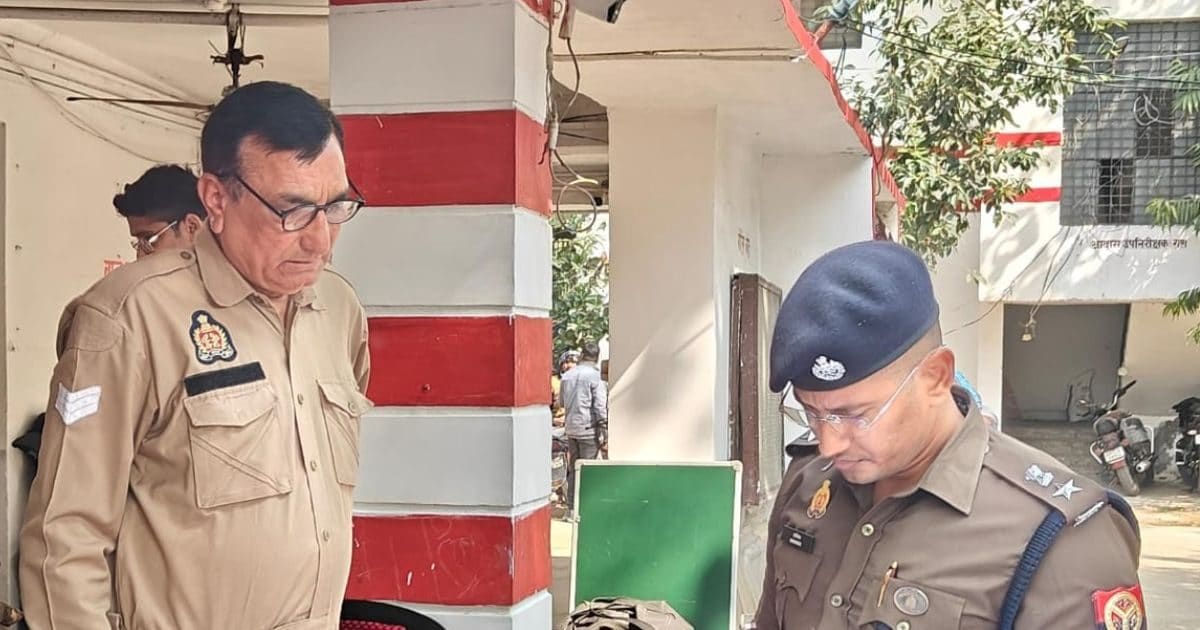 यूपी पुलिस के हेड कांस्टेबल और सिपाही का वर्दी में MMS हुआ वायरल, एसपी ने दोनों को किया सस्पेंड